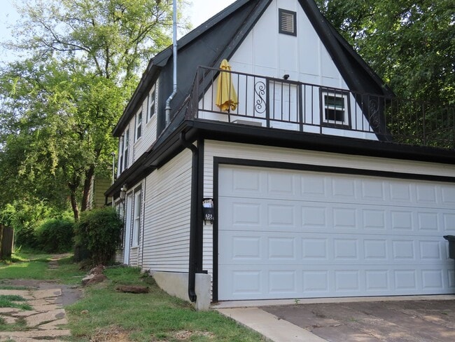 Building Photo - Utilities Included! 1 Bedroom Apartment, D...