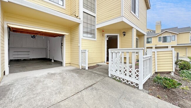 Building Photo - Lovely Upgraded 2-story Townhouse w/ Attached Garage, Guest Bathroom and Fireplace!