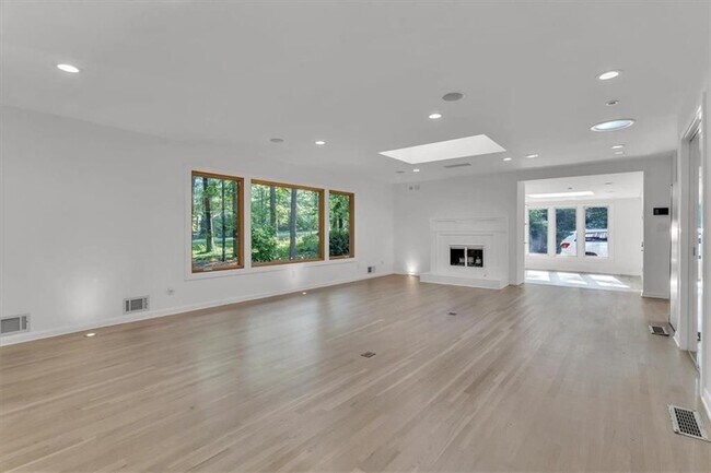 Photo - 2605 McKinnon Dr