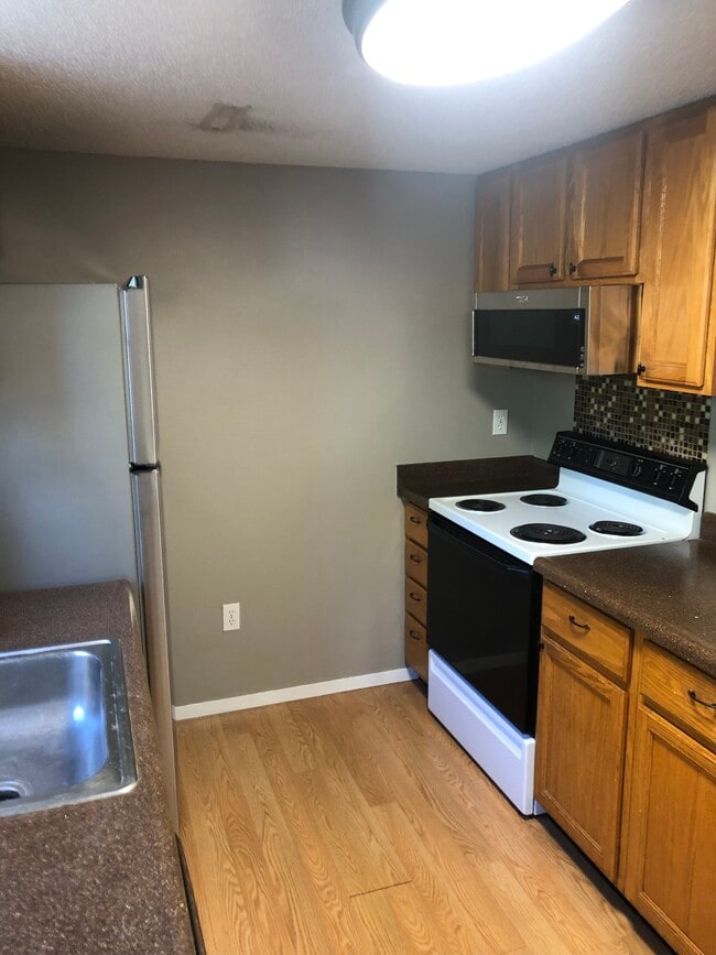 Building Photo - 464 N Dubuque St Unit C Rental