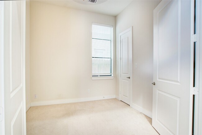 Photo - 48 N Hutcheson St