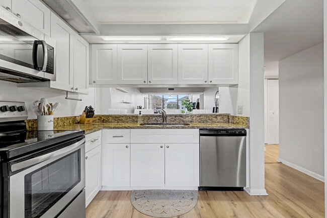 Photo - 1518 Whitehall Dr Unit 204