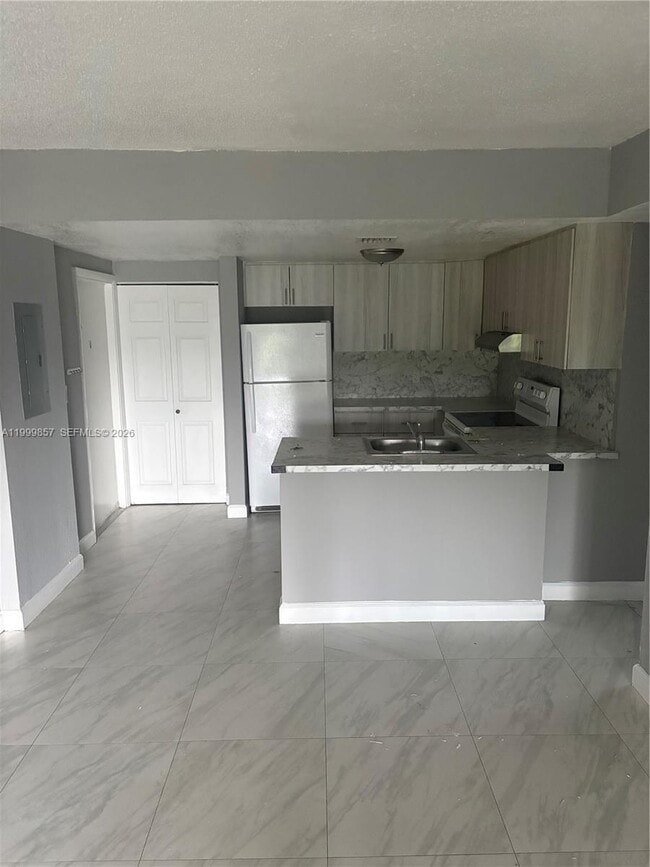 Building Photo - 3901 NW 9th Ave Unit 2