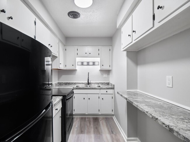 Photo - Colonial Village