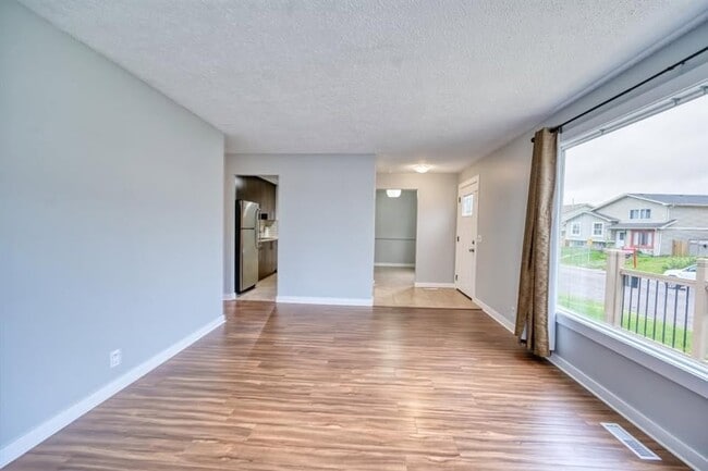 Photo - 80 Castlebrook Way NE