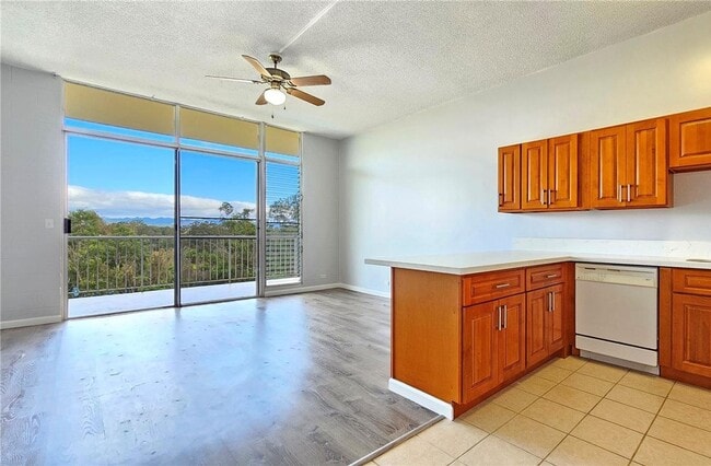 Building Photo - 2 Bed, 1 Bath Top-Floor Corner Condo with Lake Views