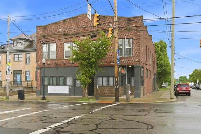Building Photo - 804 1/2 E Main St Unit A