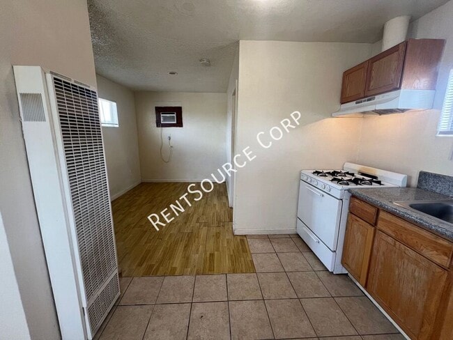 Photo - 2542 Main St