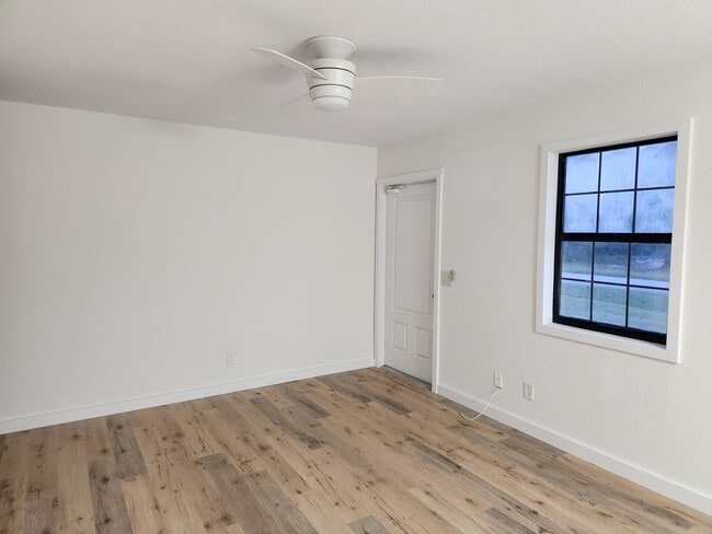 Cozy 3BR 1BA House Near Buckingham Area Move In Special 50% off First Month