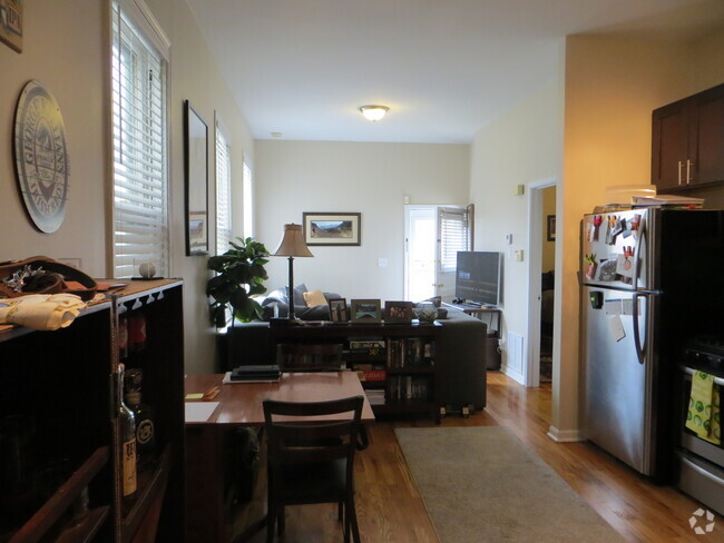Building Photo - 1431 W Belmont Ave Unit 1R Rental