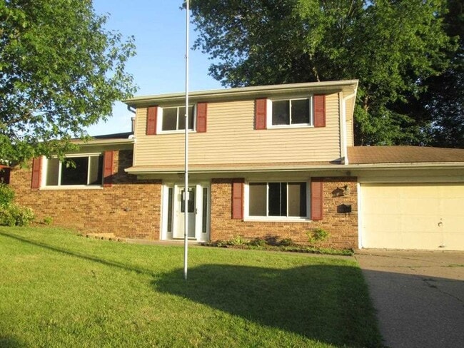 Building Photo - 4 Bedroom East Moline Home with Space Style and Comfort!