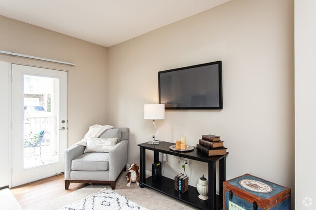 2BR, 2BA - 933 SF - The Easton