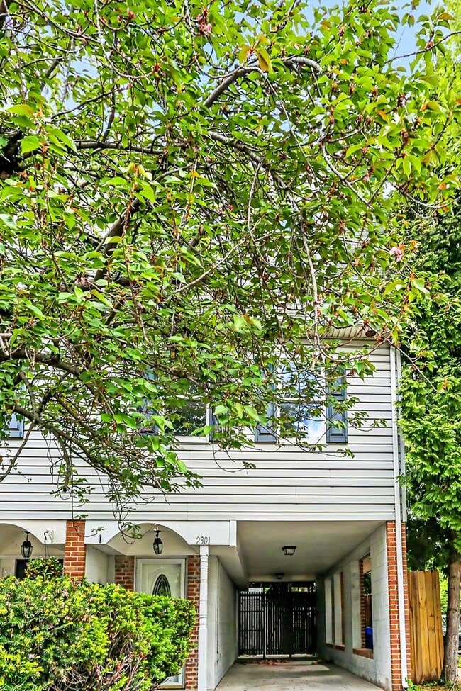 Building Photo - Two bedroom, one and a half bathroom end townhome in Harrisburg