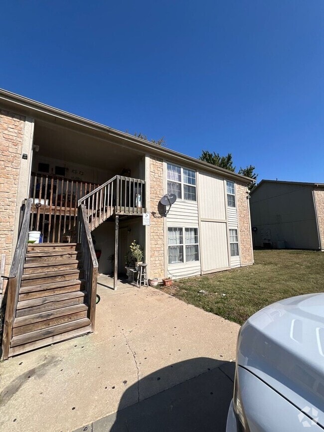 Building Photo - ** COMING SOON** Charming 2-Bedroom Home i... Unit D