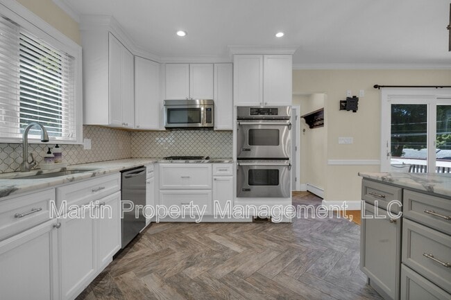 Building Photo - 184 William St