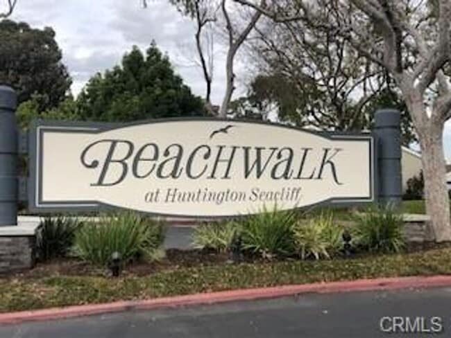 Building Photo - Updated 2 bedroom townhome Just Minutes from Downtown & the Beach
