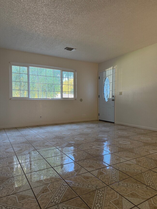 Photo - 440 Gibson Rd