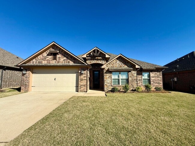 Building Photo - Beautiful 3-Bedroom, 2-Bath Home with Mode...