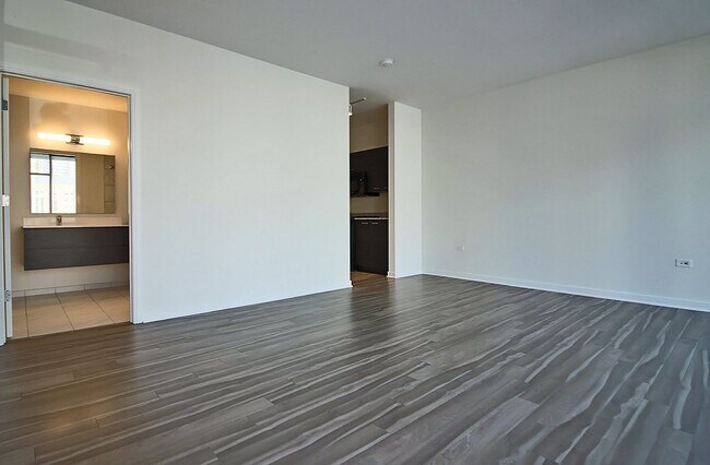 Photo - 132 W Chicago Ave