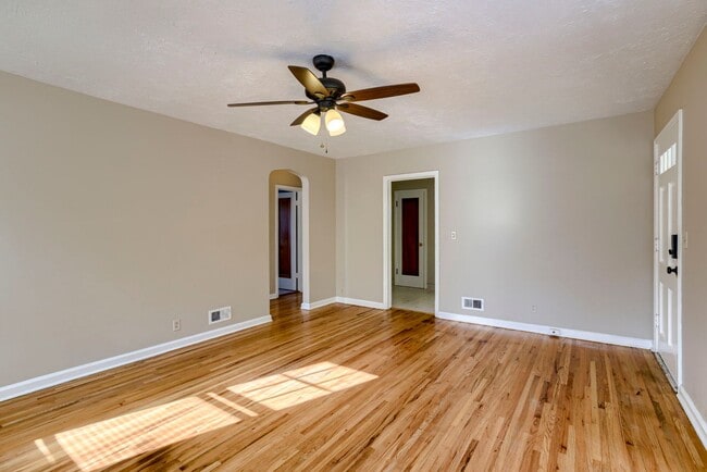 Photo - Charming 2 Bedroom With Spacious Living In Benson!!