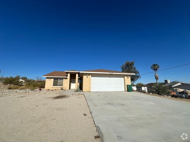 Building Photo - 4 bedrooms close to Joshua Tree National P... Rental