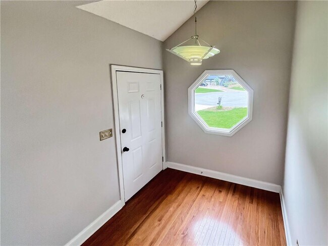 Photo - 2010 Shadow Bluff Ct NE