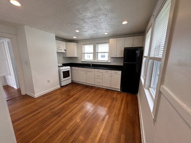 Building Photo - 48 Lawn Ave Unit 1 Rental