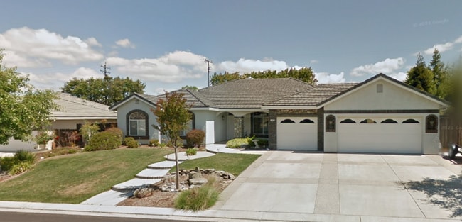 Building Photo - 4 Bedroom 2.5 Bath Single Family Home