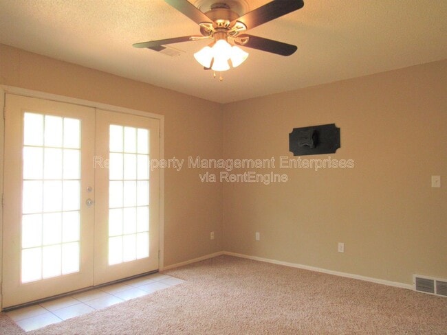 Photo - 637 Redstone Ave