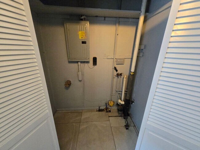 Photo - 4 Bd 1.5 Bath Single Family House in Hyde Park Available 12/1