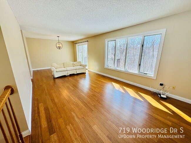 Photo - 719 Woodridge Dr S