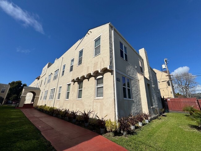 Building Photo - Newly Remodeled 3 Room Studio Apartment Unit 107