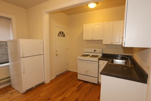 Photo - 3727 N Pine Grove Ave Unidad E2