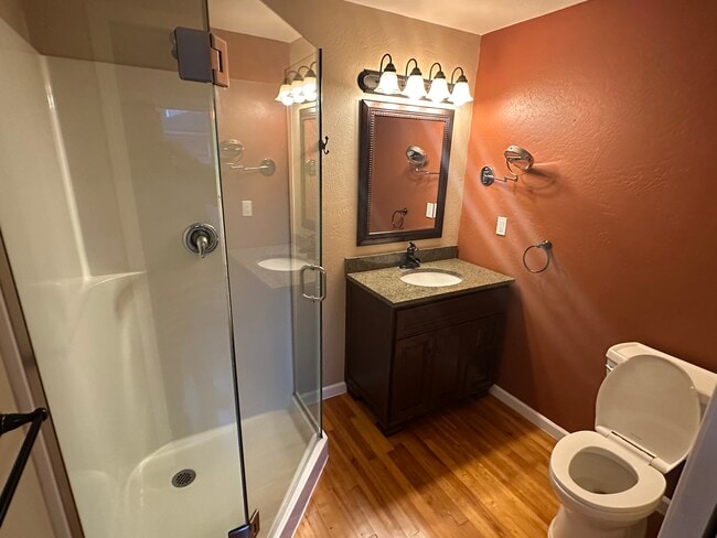 Baño principal - 2100 Westwood Ln