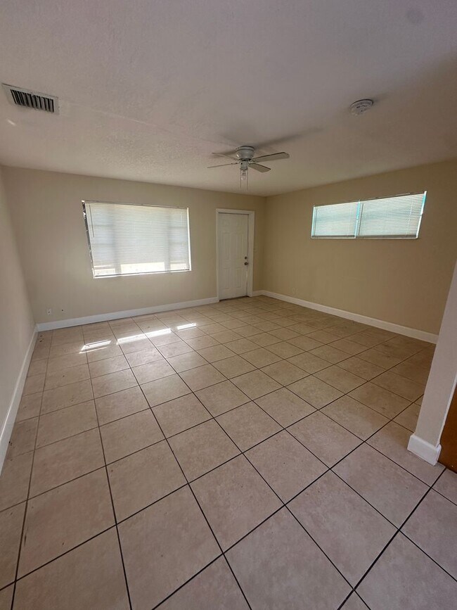 Photo - Nice 3/2 with big backyard