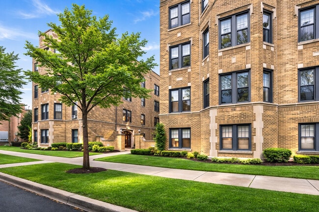 Building Photo - 2348 W Addison St Unit D2