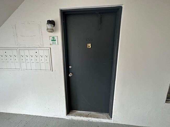 Building Photo - Green Tee - # 202 Unit Green tee #202