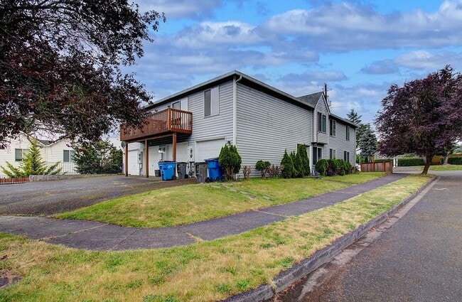 Building Photo - Spacious 3bd 2.5ba Unit in 4Plex - Avail. Now!