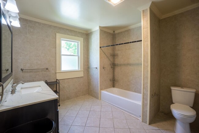 Photo - 965 Lancaster Ave