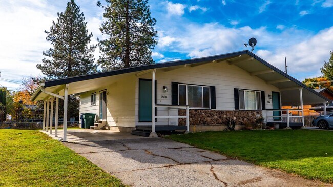 Delightful Duplex in the Heart of CDA - Delightful Duplex in the Heart of CDA House