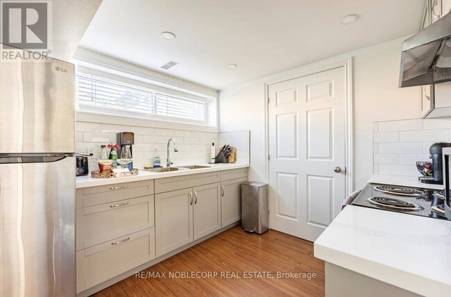 Photo - 4230 Bloor St W