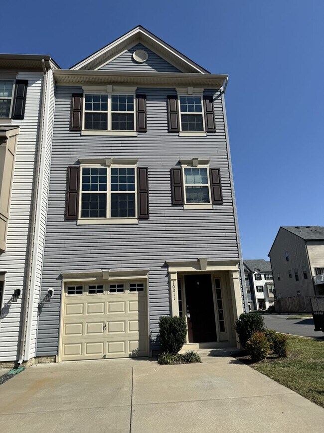 Beautiful End-Unit Townhome in New Post! - Beautiful End-Unit Townhome in New Post!