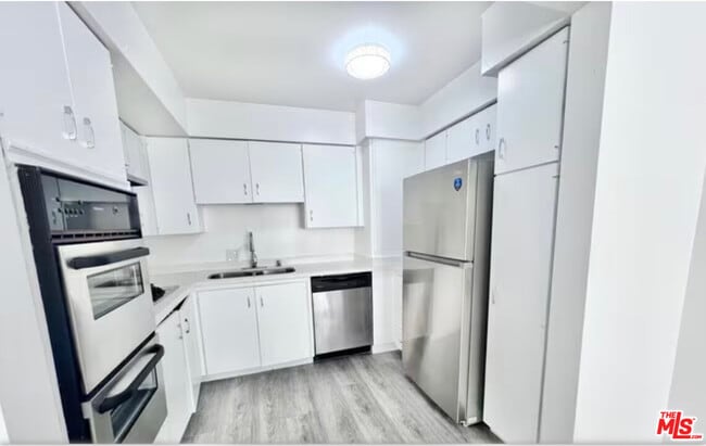 Photo - 468 S Roxbury Dr Unidad 103