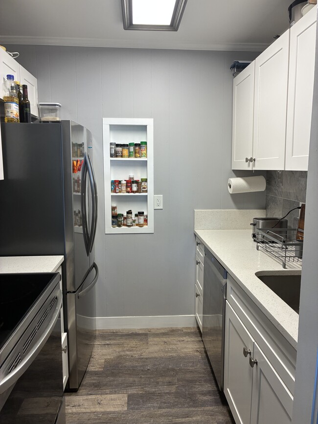 Building Photo - 511 Robin Dr Unit 204