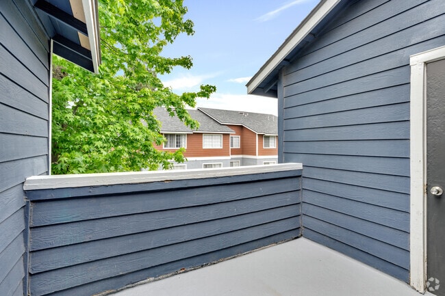 2BR, 2BA - 939SF - Balcony