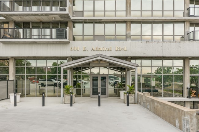 Photo - 600 Admiral Blvd Unidad 601