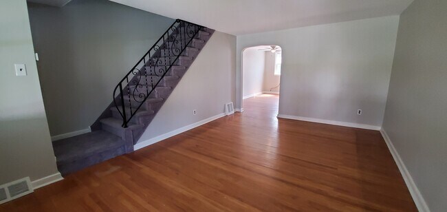 Photo - 717 Surrey Ln