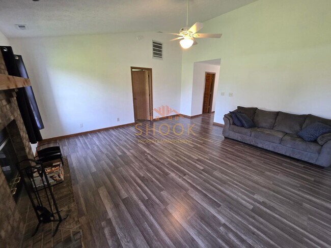 Photo - 3BR/2BA in East Side Lexington Farms!