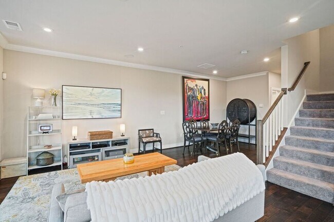 Photo - 820 Fern Pl NW