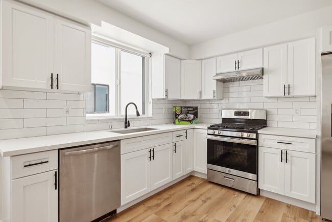 1348 W 35th St